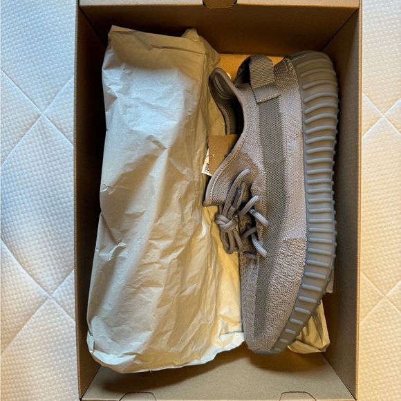 Yeezy Boost 350 V2 Sneakers - Picture 5 of 6